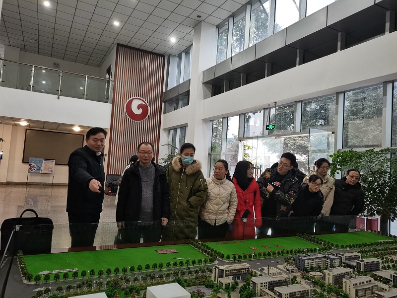 2 党委书记管永林亲自讲解学校发展.jpg